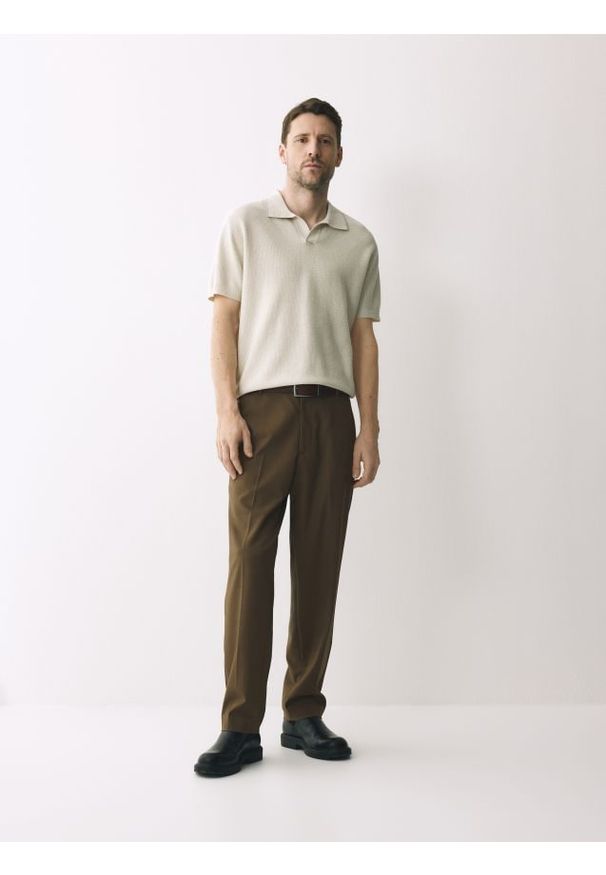 Reserved - Koszulka polo z lnem - złamana biel. Typ kołnierza: polo. Materiał: len