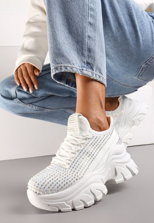 Born2be - Białe Sneakersy na Grubej Podeszwie Ozdobione Cyrkoniami Nallua. Okazja: na co dzień, na spacer. Kolor: biały. Wzór: aplikacja. Sport: turystyka piesza