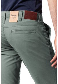 Wrangler - WRANGLER SPODNIE MĘSKIE LARSTON DUSTY OLIVE W18SGJ275. Wzór: moro. Sezon: lato. Styl: militarny, klasyczny #9