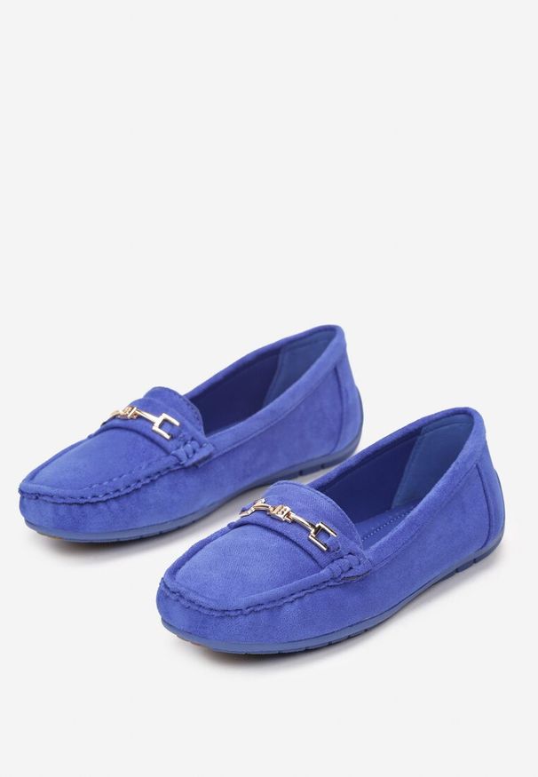 Born2be - Niebieskie Mokasyny z Imitacji Zamszu z Metalową Ozdobą Gelalline. Okazja: na spotkanie biznesowe. Kolor: niebieski. Materiał: zamsz. Wzór: aplikacja. Obcas: na obcasie. Styl: biznesowy, elegancki. Wysokość obcasa: niski