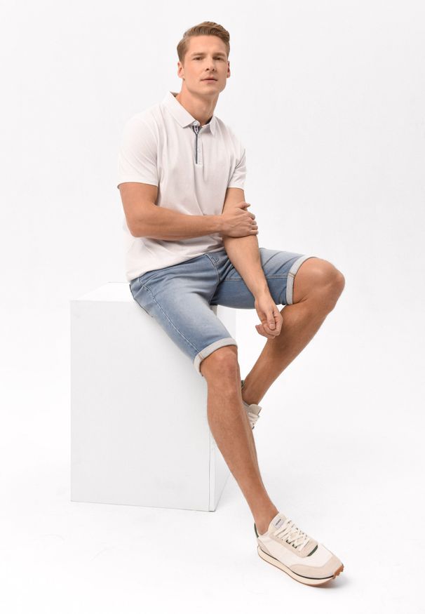 Volcano - Koszulka polówka O-NIKOS. Okazja: na co dzień. Typ kołnierza: polo. Kolor: biały. Materiał: materiał, prążkowany, bawełna, dzianina. Wzór: kolorowy, aplikacja, gładki. Styl: klasyczny, casual