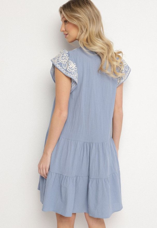 Born2be - Jasnoniebieska Sukienka z Haftami w Stylu Boho z Bawełny Evitel. Kolor: niebieski. Materiał: bawełna. Długość rękawa: krótki rękaw. Wzór: haft. Sezon: lato. Styl: boho