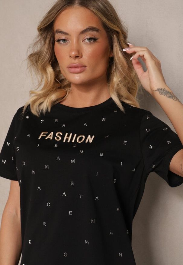 Renee - Czarny Bawełniany T-shirt Ozdobiony Napisem i Cyrkoniami Nalavenna. Okazja: na co dzień. Kolor: czarny. Materiał: bawełna. Wzór: napisy, aplikacja. Styl: casual