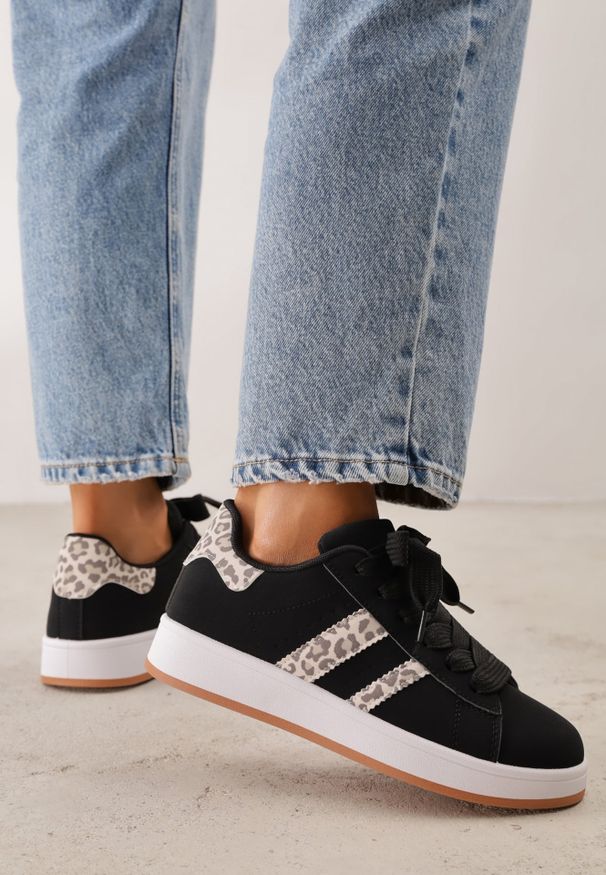 Renee - Czarno-Panterkowe Sneakersy na Niskiej Platformie z Naszywkami Flordexia. Okazja: na co dzień. Zapięcie: pasek. Kolor: czarny. Materiał: jeans. Wzór: aplikacja. Obcas: na platformie