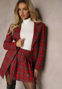 Renee - Czerwona Rozkloszowana Marynarka w Kartkę Zapinana na Ozdobny Guzik Delathria. Okazja: na co dzień. Kolor: czerwony. Wzór: gładki. Styl: klasyczny, elegancki, casual