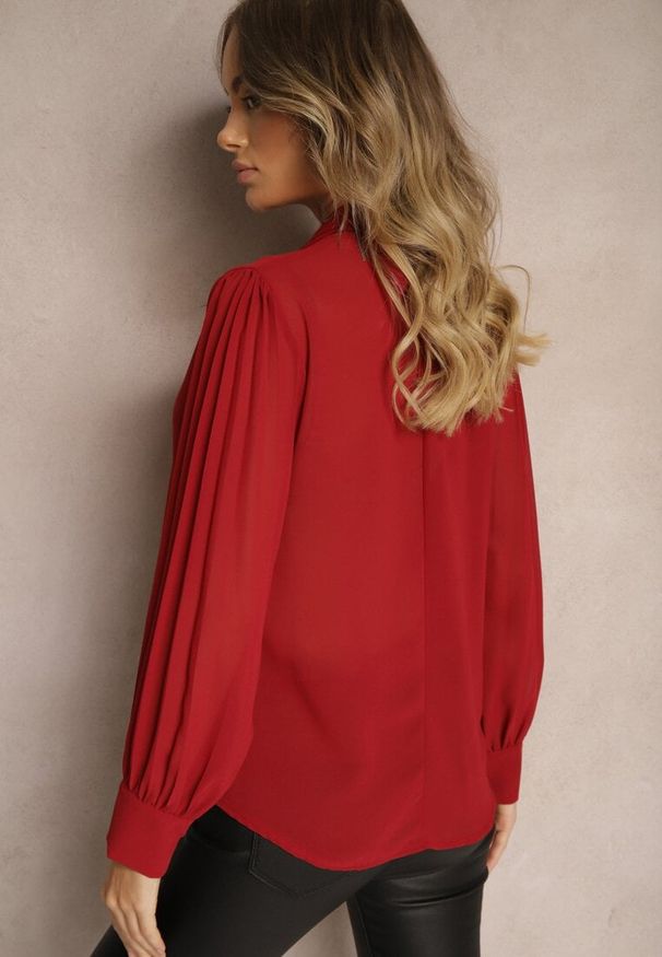 Renee - Bordowa Bluzka z Wiązaniem wokół Szyi i Plisowanym Rękawem Henokia. Kolor: czerwony. Styl: elegancki