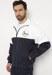 Born2be - Biało-Granatowa Kurtka Dresowa z Wysokim Kołnierzem i Nadrukiem Lwanes. Kolor: biały. Materiał: dresówka. Wzór: nadruk. Styl: sportowy #6