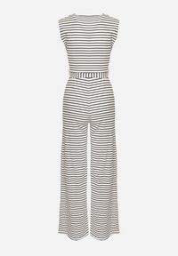 Born2be - Biało-Czarny Kombinezon Kopertowy w Paski z Wiązaniem w Talii Rivarelle. Okazja: na spotkanie biznesowe, na co dzień, na spacer, do pracy. Kolor: biały. Materiał: wiskoza. Wzór: paski. Styl: biznesowy, casual, sportowy #5