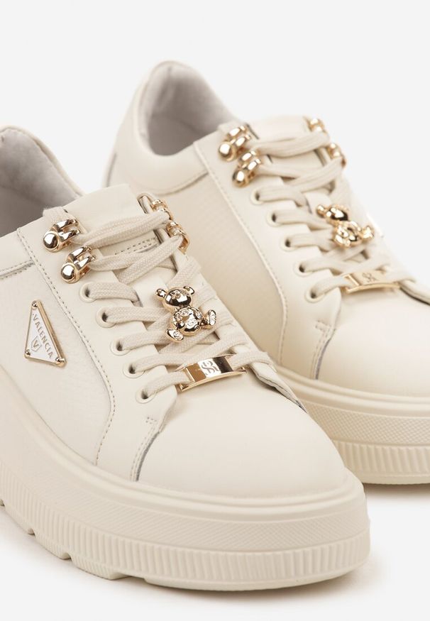 Renee - Beżowe Skórzane Sneakersy na Platformie Ozdobione Aplikacją Doliresa. Okazja: na co dzień. Kolor: beżowy. Materiał: skóra. Wzór: aplikacja. Obcas: na platformie