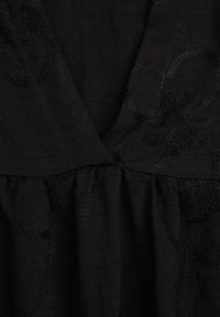 Renee - Czarna Haftowana Bluzka z Bawełny Zdobiona Falbankami Bolidia. Typ kołnierza: kołnierz z falbankami. Kolor: czarny. Materiał: bawełna. Wzór: haft, aplikacja. Styl: boho #5