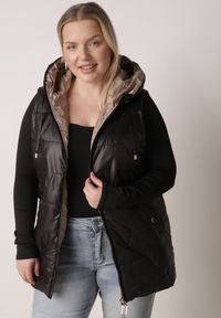 Born2be - Czarna Kamizelka z Nieodpinanym Kapturem i Geometrycznym Pikowaniem Kalousa. Okazja: na co dzień. Kolor: czarny. Materiał: jeans, dresówka. Długość rękawa: długi rękaw. Wzór: geometria. Styl: casual, klasyczny #8