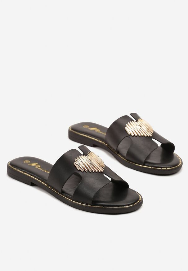 Born2be - Czarne Klapki z Wycięciami i Sercem Nevonilla. Okazja: na co dzień. Kolor: czarny. Sezon: lato. Styl: elegancki, casual