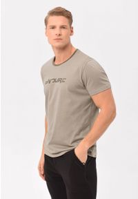 Volcano - T-shirt w sportowym stylu T-ENDE. Materiał: skóra, włókno, dresówka, bawełna, materiał. Długość rękawa: krótki rękaw. Długość: krótkie. Wzór: napisy, gładki, nadruk. Sezon: lato, zima. Styl: sportowy