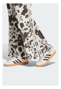 Adidas - adidas Spodnie dresowe Satin KA2668 Brązowy Wide Leg. Kolor: brązowy. Materiał: syntetyk #4