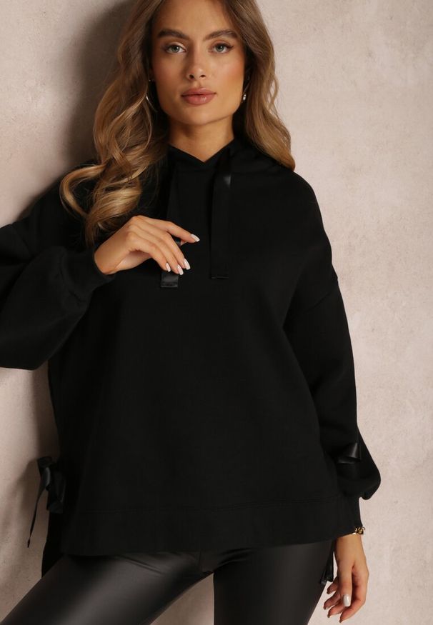 Renee - Czarna Bluza Oversize z Kapturem Liiza. Okazja: na co dzień. Typ kołnierza: kaptur. Kolor: czarny. Materiał: bawełna, polar, tkanina. Wzór: jednolity. Styl: casual