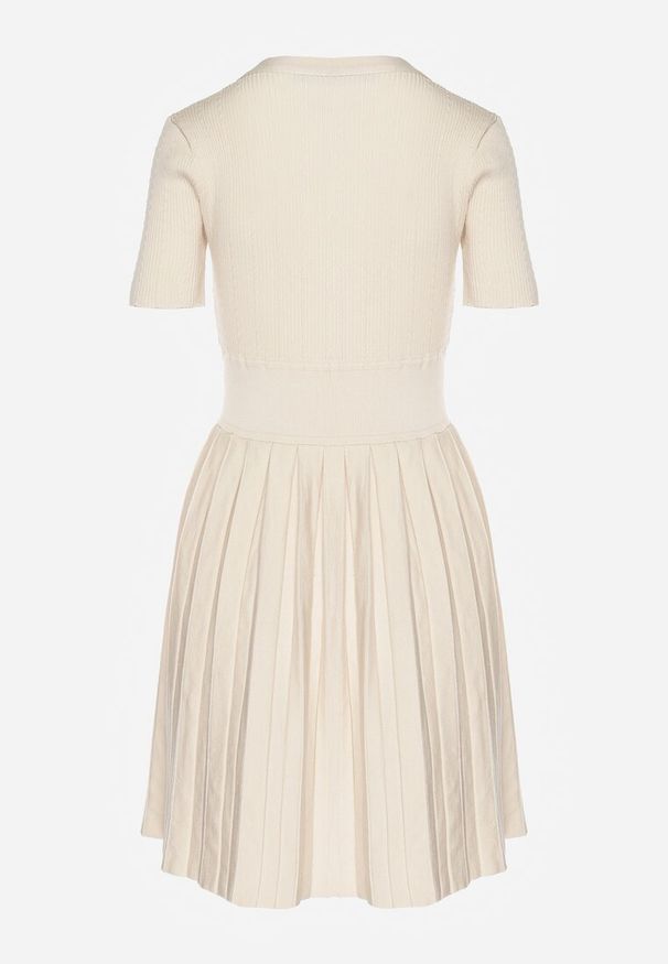 Renee - Jasnobeżowa Wiskozowa Sukienka Rozkloszowana Zdobiona Guzikami i Plisami Alulassa. Okazja: na co dzień, na spacer. Kolor: beżowy. Materiał: wiskoza. Wzór: aplikacja. Sezon: wiosna. Typ sukienki: rozkloszowane. Styl: elegancki, casual