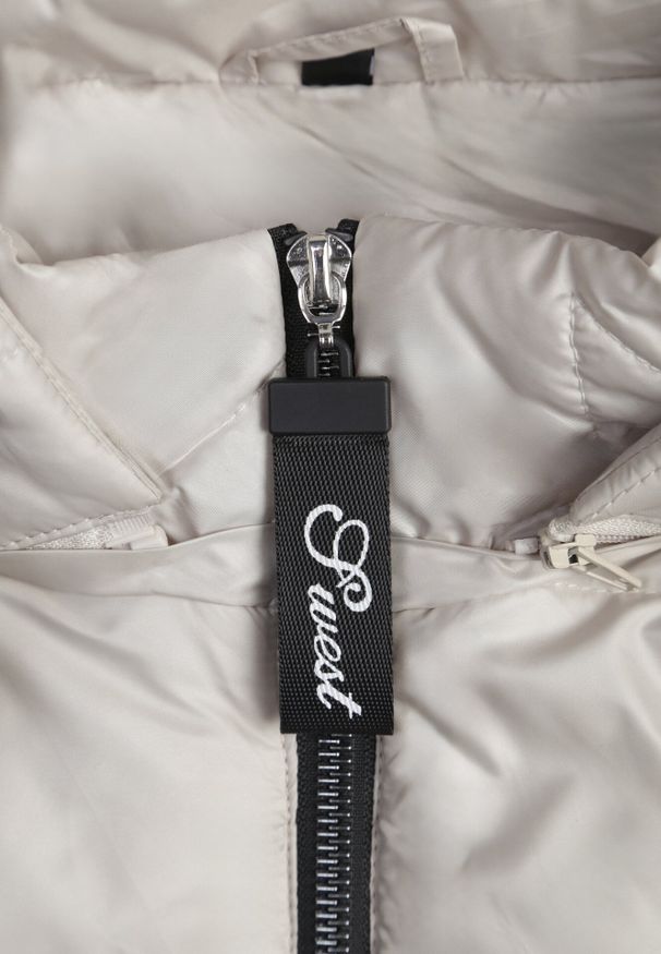 Born2be - Ciemnoszara Pikowana Kurtka Ozdobiona Pikowaniem z Odpinanym Kapturem Falerosa. Okazja: na spacer, na co dzień. Kolekcja: plus size. Kolor: szary. Materiał: jeans. Wzór: aplikacja. Styl: casual