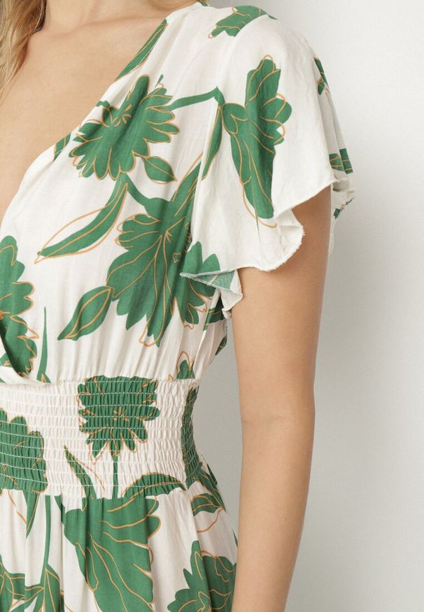 Born2be - Zielona Wiskozowa Sukienka Rozkloszowana w Kwiaty Arisona. Okazja: na randkę. Typ kołnierza: dekolt w kształcie V. Kolor: zielony. Materiał: wiskoza. Wzór: kwiaty. Sezon: wiosna, lato