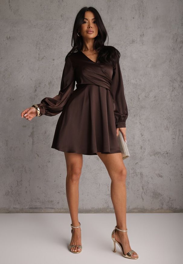 Renee - Brązowa Bawełniana Sukienka VICES z Satyny z Kopertowym Dekoltem Cunelia. Okazja: na co dzień. Typ kołnierza: dekolt kopertowy. Kolor: brązowy. Materiał: satyna, bawełna. Długość rękawa: długi rękaw. Typ sukienki: kopertowe. Styl: casual, elegancki