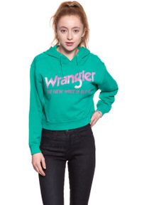 Wrangler - BLUZA WRANGLER DAMSKA CROP HOODIE SPECTRA GREEN W6068IGWB. Typ kołnierza: kaptur. Wzór: nadruk