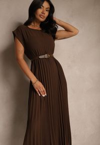 Renee - Brązowa Sukienka Ozdobiona Plisami Mavellea. Okazja: na co dzień. Kolor: brązowy. Wzór: aplikacja. Typ sukienki: proste. Styl: klasyczny, casual, elegancki #5