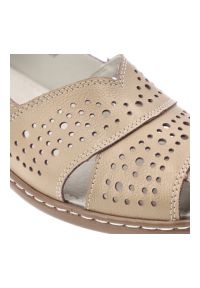 Półbuty damskie Vinceza, cholewka ze skóry naturalnej licowej z perforacją z szerokimi paskami wsuwane na płaskiej podeszwie, beżowe, 66928. Okazja: na co dzień. Zapięcie: bez zapięcia. Kolor: beżowy. Szerokość cholewki: normalna. Wzór: ażurowy. Materiał: skóra. Sezon: lato. Obcas: na płaskiej podeszwie. Styl: casual #5