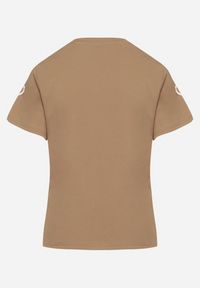 Born2be - Jasnobrązowy T-shirt z Kwiatowymi Aplikacjami Tilenna. Okazja: na co dzień. Kolor: brązowy. Materiał: jeans. Wzór: aplikacja, kwiaty. Styl: klasyczny, elegancki, casual #3
