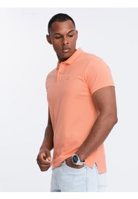 Ombre Clothing - Męska koszulka polo jednokolorowa BASIC z dzianiny pique - brzoskwiniowa V19 - Rozmiar: S. Okazja: na co dzień. Typ kołnierza: polo. Kolor: pomarańczowy. Materiał: dzianina. Wzór: haft, aplikacja, jednolity. Styl: sportowy, wizytowy, casual