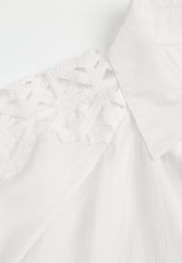 Renee - Biała Koszula o Luźnym Kroju z Ażurowym Zdobieniem na Ramionach Thaelede. Okazja: na co dzień. Kolor: biały. Materiał: jeans. Wzór: aplikacja, ażurowy. Styl: elegancki, casual #2