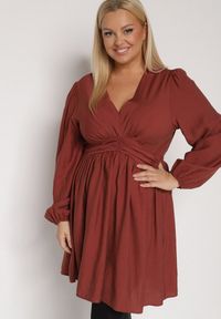 Born2be - Bordowa Rozkloszowana Sukienka z Marszczeniem w Talii i Dekoltem w Serek Salindea. Okazja: na co dzień. Typ kołnierza: dekolt w serek. Kolekcja: plus size. Kolor: czerwony. Długość rękawa: długi rękaw. Typ sukienki: dla puszystych. Styl: casual, elegancki #2