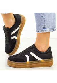 Czarne sneakersy damskie Jezzi News 9087. Okazja: na co dzień, na spacer. Zapięcie: sznurówki. Kolor: czarny. Materiał: skóra. Szerokość cholewki: normalna. Sezon: wiosna, jesień, lato. Obcas: na platformie. Sport: turystyka piesza