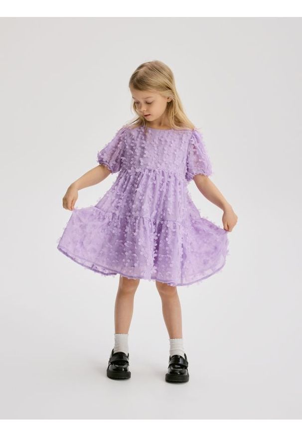 Reserved - Sukienka z bufiastymi rękawami - fioletowy. Kolor: fioletowy. Materiał: tkanina
