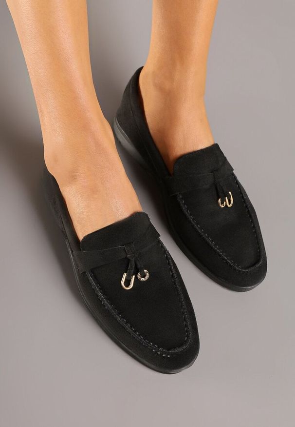 Born2be - Czarne Mokasyny z Imitacji Zamszu z Ozdobną Aplikacją Tasseli. Okazja: na co dzień, na spotkanie biznesowe. Kolor: czarny. Materiał: zamsz. Wzór: aplikacja. Styl: klasyczny, casual, biznesowy, elegancki