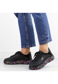 Czarne skórzane półbuty damskie na platformie Filippo Dp4480/24. Okazja: na co dzień. Nosek buta: okrągły. Kolor: czarny. Szerokość cholewki: normalna. Wzór: aplikacja, kolorowy. Materiał: skóra. Sezon: wiosna, jesień. Obcas: na platformie. Styl: casual, elegancki, klasyczny #1