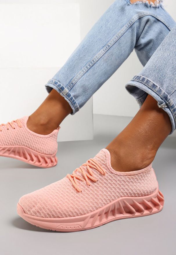 Renee - Różowe Buty Sportowe Artous. Nosek buta: okrągły. Kolor: różowy. Materiał: materiał. Szerokość cholewki: normalna. Wzór: aplikacja. Sport: bieganie, taniec