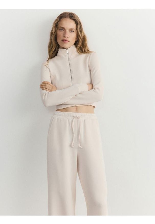 Reserved - Spodnie z szeroką nogawką - beżowy. Kolor: beżowy. Materiał: dzianina