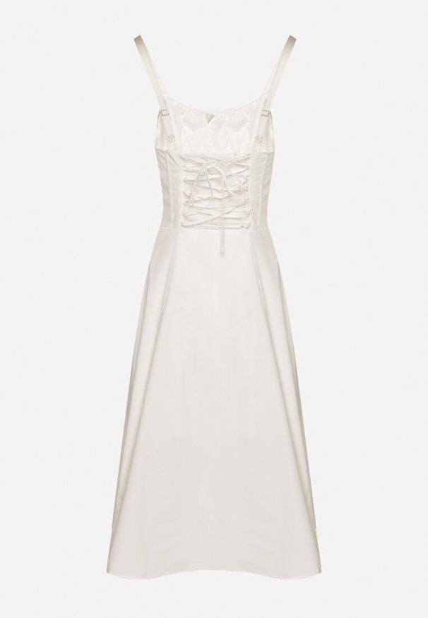 Born2be - Biała Rozkloszowana Gorsetowa Sukienka Vices Ozdobiona Wiązaniem Ralethea. Typ kołnierza: dekolt gorset. Kolor: biały. Długość rękawa: na ramiączkach. Wzór: aplikacja. Typ sukienki: gorsetowe. Styl: elegancki