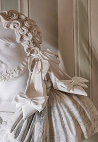 Renee - Białe Lakierowane Sandały na Szpilce Vices z Dużą Kokardką Bez Pięty Velozia. Okazja: na studniówkę, na sylwestra, na ślub cywilny, na wesele, do pracy, na spotkanie biznesowe. Zapięcie: sprzączka. Kolor: biały. Materiał: lakier. Obcas: na szpilce. Styl: wizytowy, biznesowy, elegancki #1