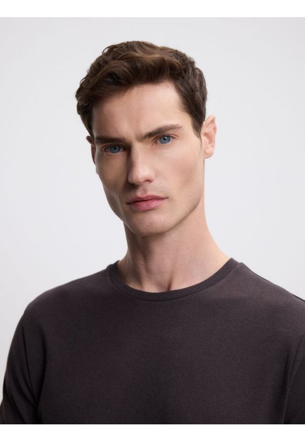 Reserved - T-shirt regular z włóknem bambusowym - ciemnobrązowy. Kolor: brązowy. Materiał: włókno