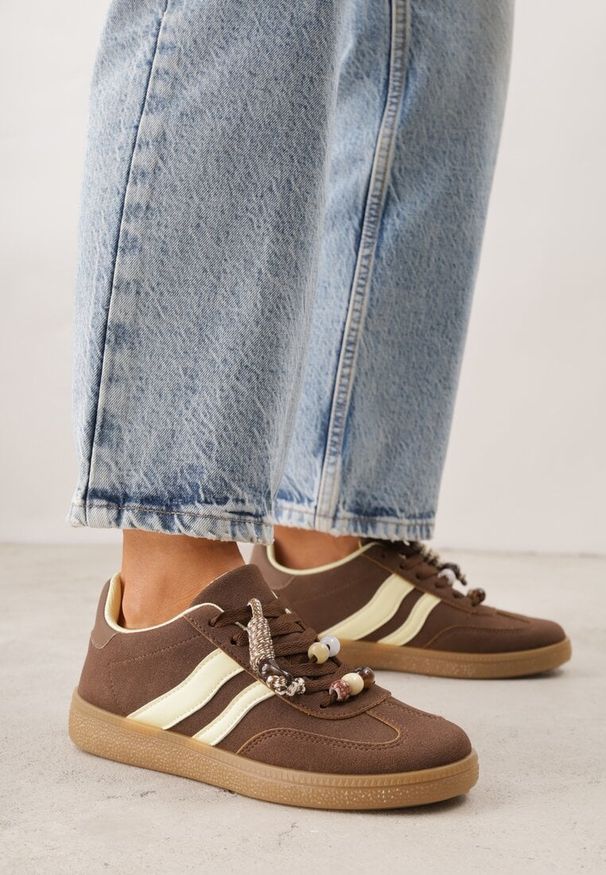 Born2be - Brązowe Sneakersy w Stylu Tenisówek z Koralikami Charnara. Okazja: na co dzień. Kolor: brązowy. Materiał: dresówka. Wzór: aplikacja