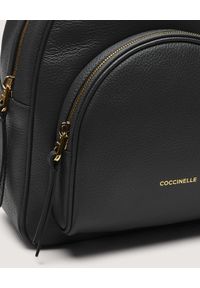 Coccinelle - COCCINELLE - Czarny plecak ze skóry Lea. Kolor: czarny. Materiał: skóra #5
