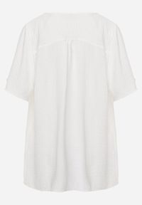 Renee - Biała Bluzka z Haftowanym Dekoltem i Krótkimi Rękawami Junelia. Kolor: biały. Długość rękawa: krótki rękaw. Długość: krótkie. Wzór: haft. Sezon: wiosna, lato #2