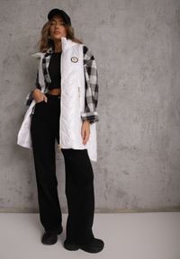 Renee - Biała Długa Pikowana Kamizelka z Kapturem i Ozdobną Naszywką Mentape. Typ kołnierza: kaptur. Kolor: biały. Długość: długie. Wzór: aplikacja. Styl: sportowy #5