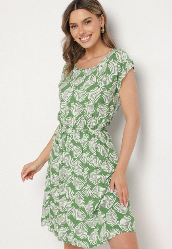 Born2be - Zielona Sukienka o Rozkloszowanym Kroju z Gumką w Pasie i Krótkim Rękawem Serive. Okazja: na co dzień, na spotkanie biznesowe. Kolor: zielony. Długość rękawa: krótki rękaw. Typ sukienki: rozkloszowane. Styl: klasyczny, casual, elegancki, biznesowy