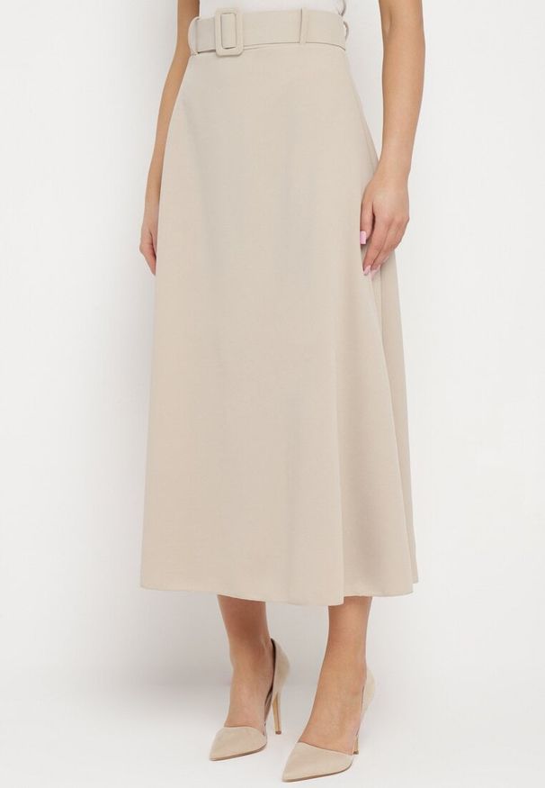 Born2be - Jasnobeżowa Gładka Spódnica Maxi z Gumką w Pasie i Klamrą Orirsa. Kolor: beżowy. Wzór: gładki. Styl: elegancki