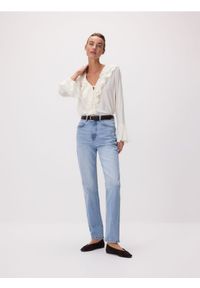 Reserved - Jeansy mom fit z dłuższą nogawką - niebieski. Kolor: niebieski. Długość: długie