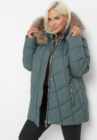 Born2be - Ciemnozielona Pikowana Kurtka z Kapturem i Futerkiem Maselle. Typ kołnierza: kaptur. Kolor: zielony. Materiał: futro. Sezon: jesień, zima #5