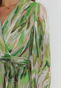 Born2be - Zielona Rozkloszowana Sukienka Mini z Kopertowym Dekoltem Ściągana w Pasie Jakla. Typ kołnierza: dekolt kopertowy. Kolor: zielony. Sezon: wiosna, lato. Typ sukienki: kopertowe. Długość: mini #5