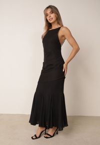 Born2be - Czarna Elegancka Sukienka z Łączonych Materiałów z Odkrytymi Plecami i Falbankami Kalice. Okazja: na randkę, na wesele, na imprezę, na ślub cywilny. Typ kołnierza: kołnierz z falbankami. Kolor: czarny. Materiał: materiał. Długość rękawa: na ramiączkach. Wzór: aplikacja. Typ sukienki: proste. Styl: elegancki #7