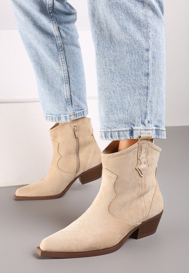 Renee - Beżowe Botki na Słupku w Stylu Kowbojek Zapinane na Suwak Evirene. Okazja: na co dzień. Kolor: beżowy. Materiał: jeans, skóra. Obcas: na słupku. Styl: casual, boho, elegancki. Wysokość obcasa: średni